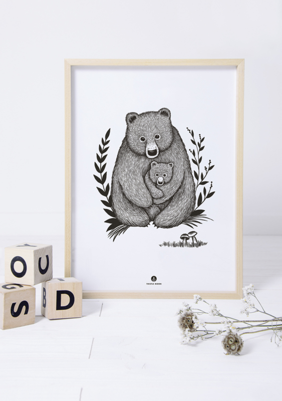 Lilipinso Romanian Hills Poster - Family Bear (30 x 40 cm) (op=op)
