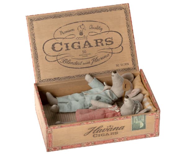 Maileg Mum and Dad Mice in Cigar Box (15 cm) (2022)