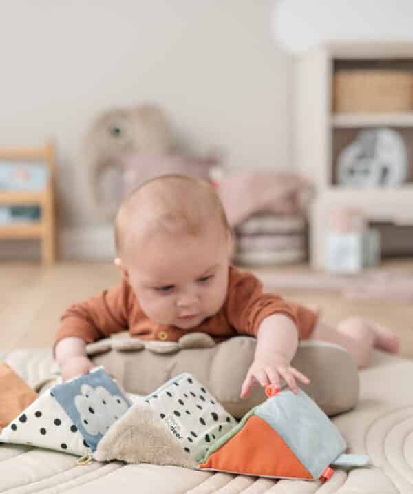 Done by Deer Tummy Time Activityknuffel Croco Sand Beige 5712643039655