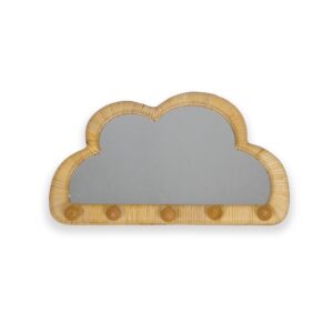 Leuke Spiegel Wolk Milana van KidsDepot. Een mooie spiegel en wandrek in één voor in de baby- en kinderkamer. Wandrek met knoppen. Mooi als wanddecoratie en als wandrek te gebruiken. Hang je mooiste spulletjes op aan de handige knoppen.