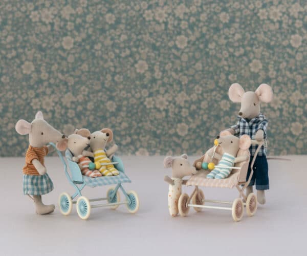 Maileg Buggy Stroller Baby Mice Mint en Rose - Poppenhuis Inrichting en Accessoires (1)