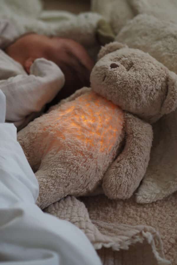 Moonie Slaapknuffel met Licht en Geluid Humming Bear bij Grasonderjevoeten.nl