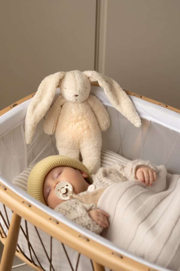 Moonie Slaapknuffel met Licht en Geluid Humming Bunny bij Grasonderjevoeten.nl