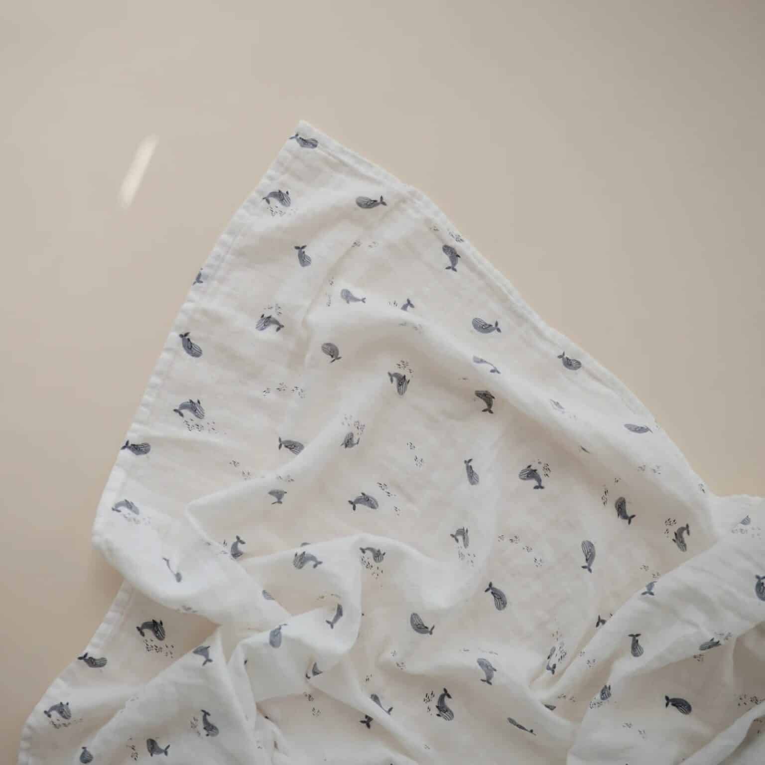 Mushie Hydrofiele Doek XL Swaddle - Whales - Grasonderjevoeten.nl